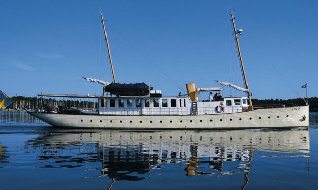 Lilian i klassisk  båtkortege till Vaxholm